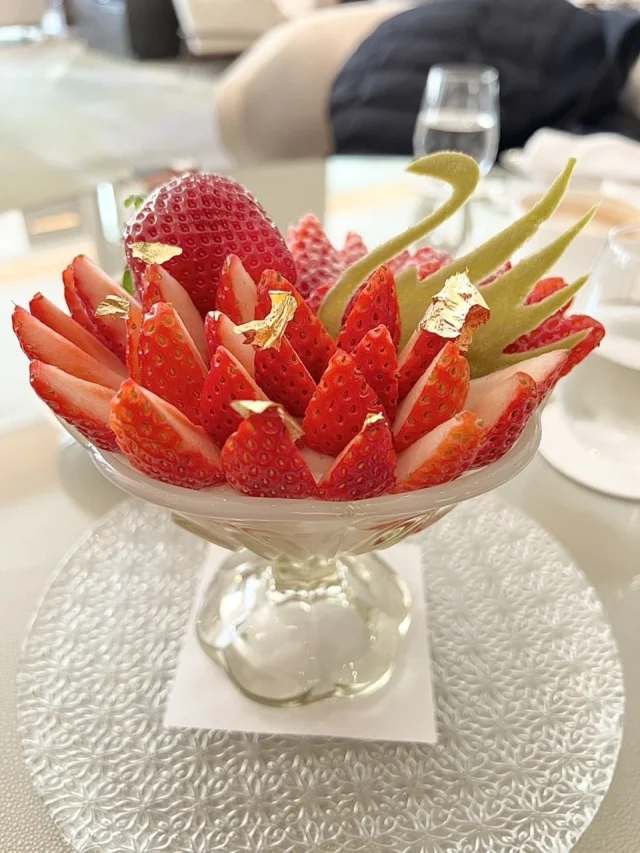 パレスホテル東京 3種の苺のパフェ