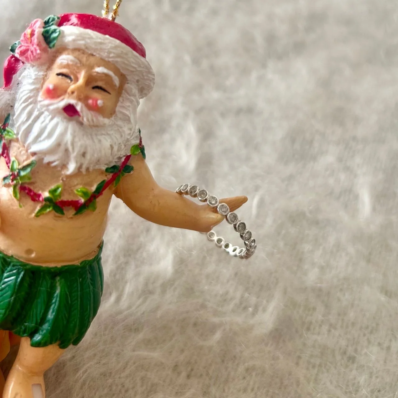 オーナメントのサンタがもったリング（マリュス　ベゼル　エタニティリング）