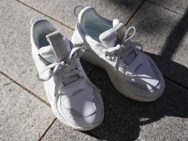 PUMAとemmiのコラボスニーカ