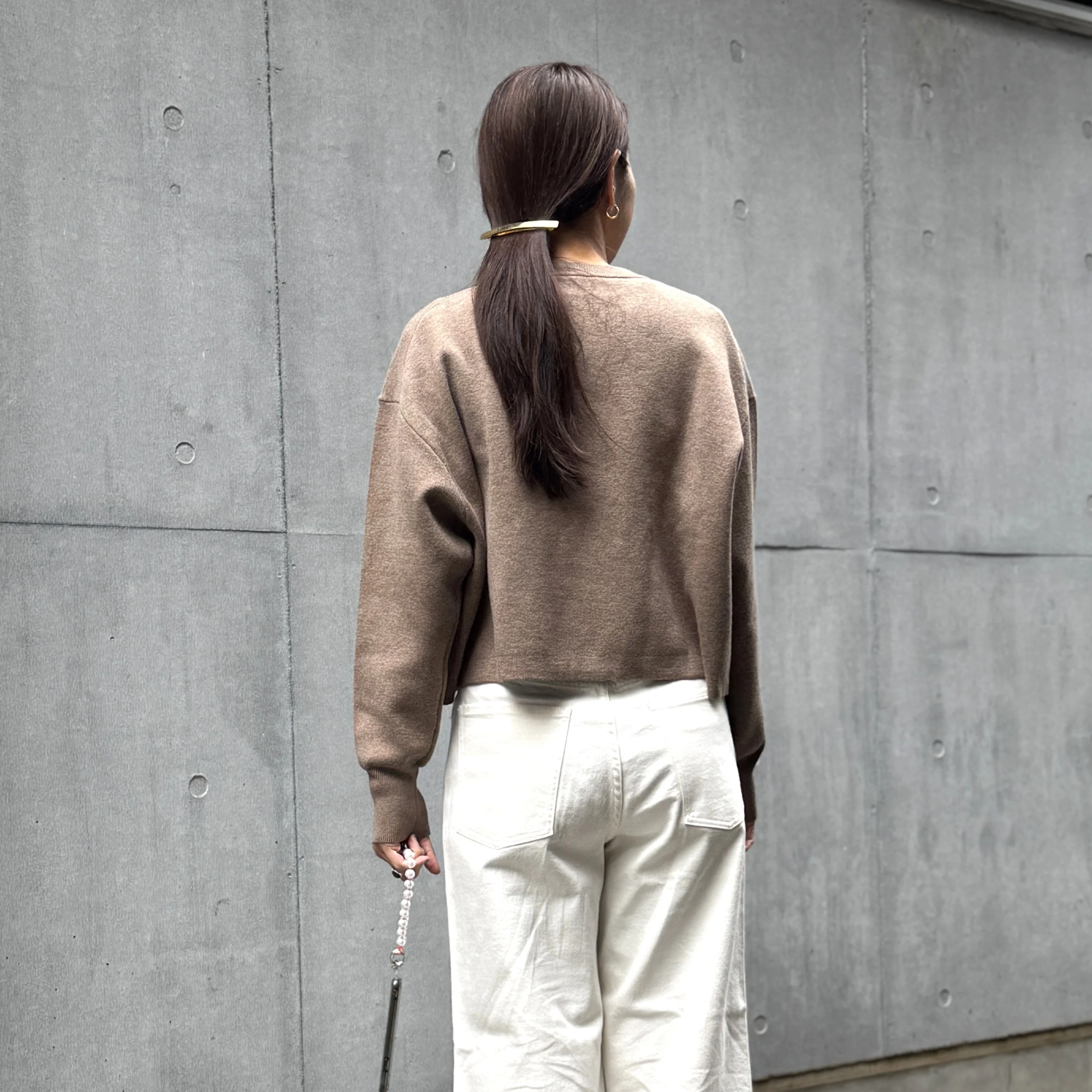 プルミエ アロンディスモンのMarisol別注ボックスショートニットプルオーバー後ろから見たところ