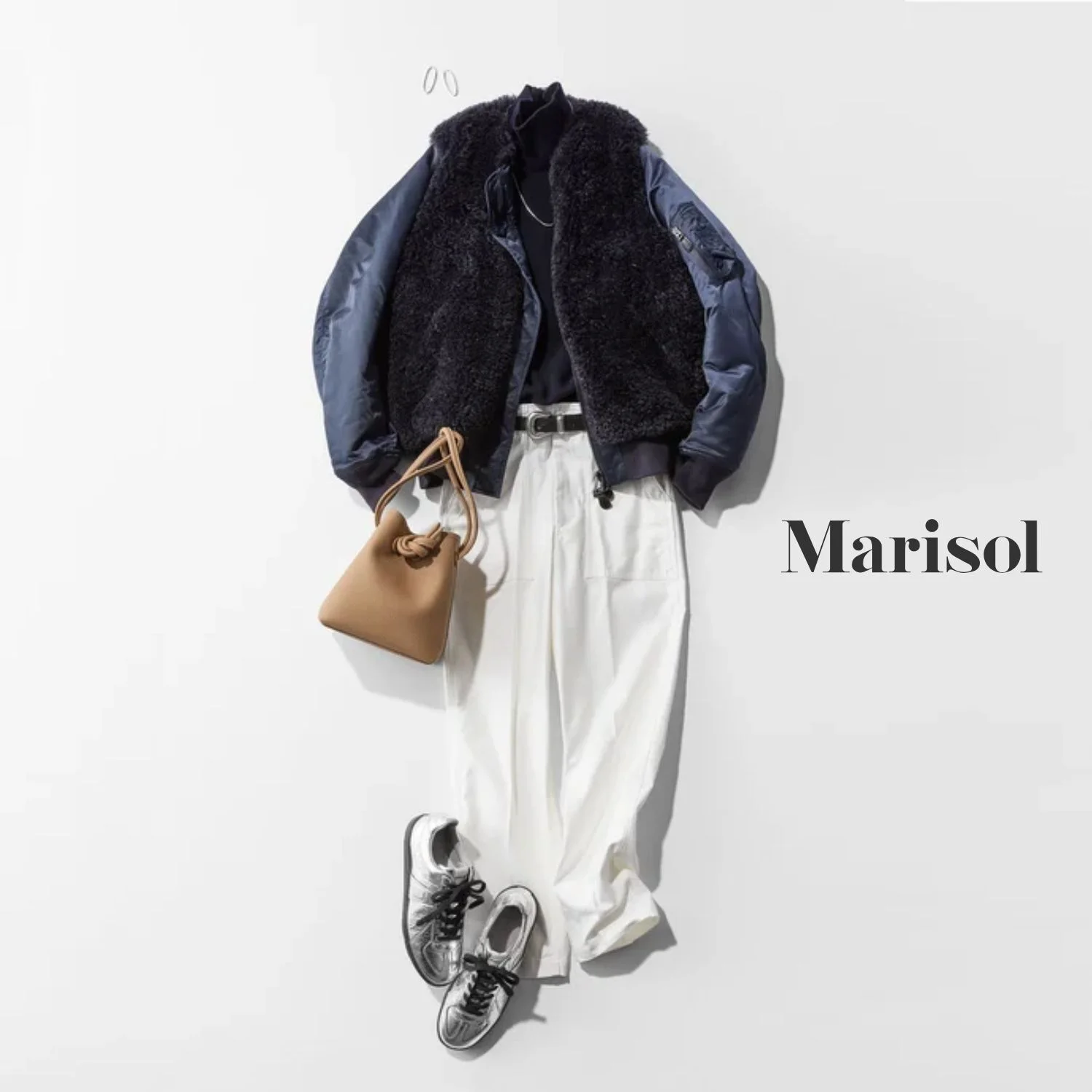 ラッフルブラウスとデニムのコーデ