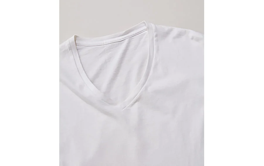 深いVネック白Tシャツ