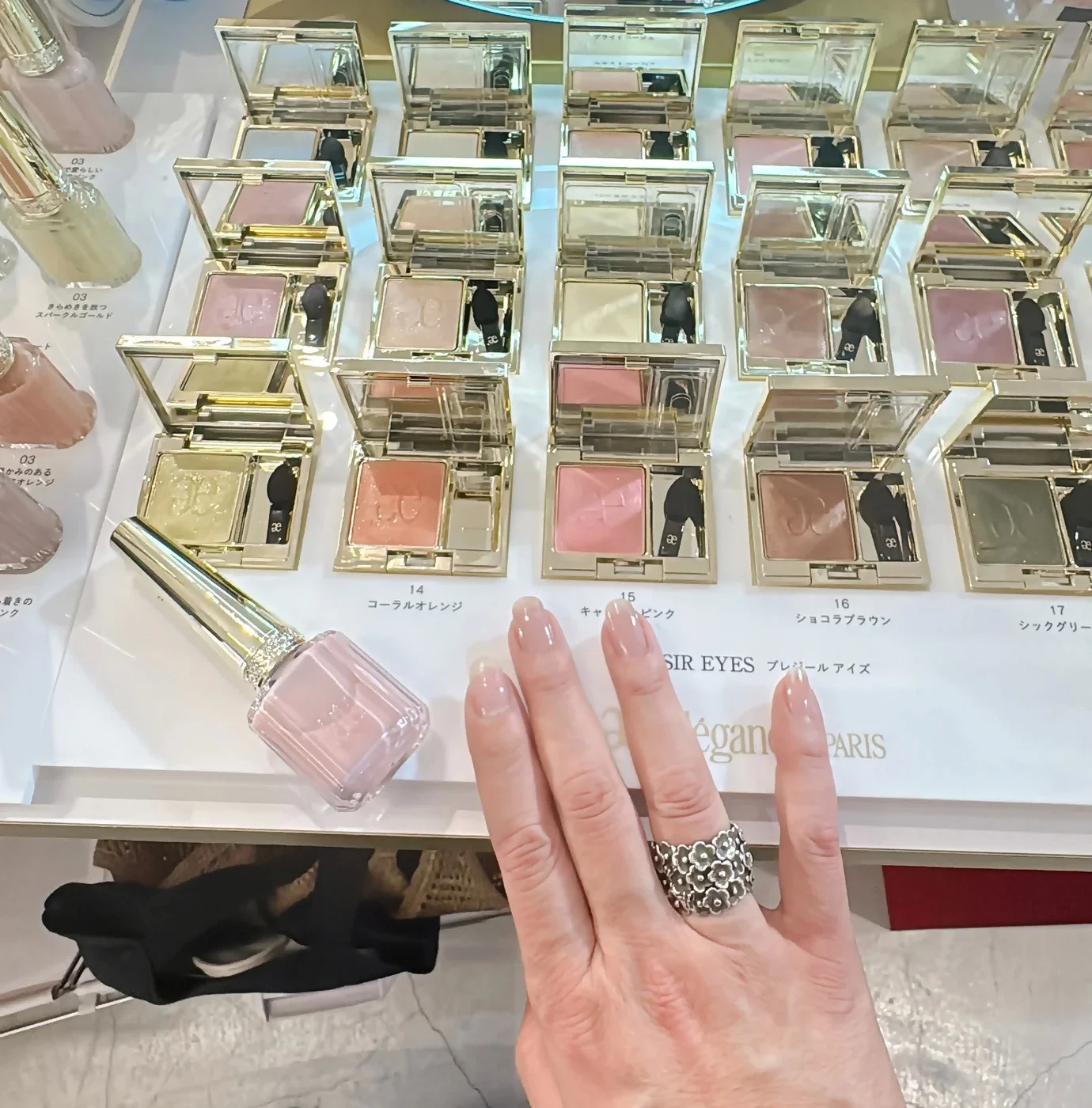 2025　下半期　ベストコスメ　エレガンス ネイルカラー　全６色　各￥3850、同ネイル ベースコート　全２色　各￥3300、同ネイル トップコート　全３種　各￥3300／エレガンス コスメティックス　04　試し塗り