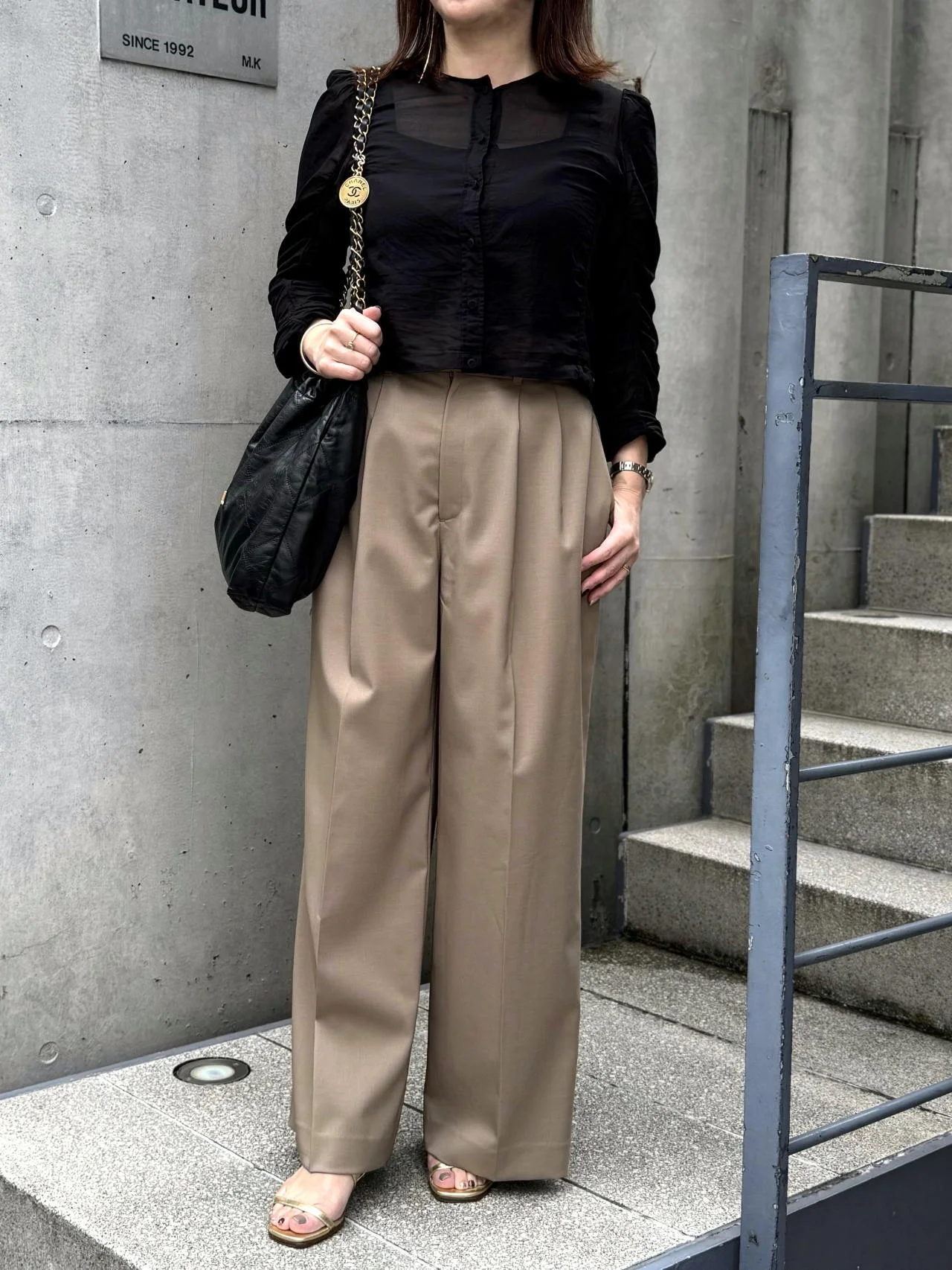 サスペンダーつきタックパンツ　コーデ