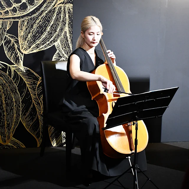 Lindt(リンツ）スイス発チョコレートブランド　プラリネ　メルティーショコラティエ　フランスのチョコレート職人　特別販売　期間限定のチョコレートギフト　手土産セレクション　パーティーのお取り寄せ　過保護のかほこのチェリスト飯尾久香さん