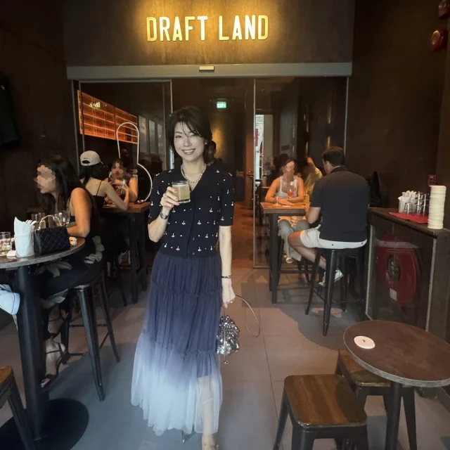 地味見え回避！40代の華やぎネイビーコーデ術_1_3