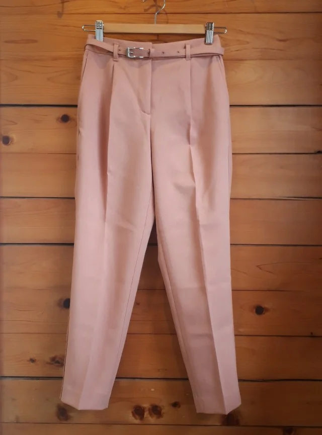 PLST】春の新作！ピンクテーパードパンツでON／OFFコーデ ファッション誌Marisol(マリソル) 40代をもっとキレイに。女っぷり上々！