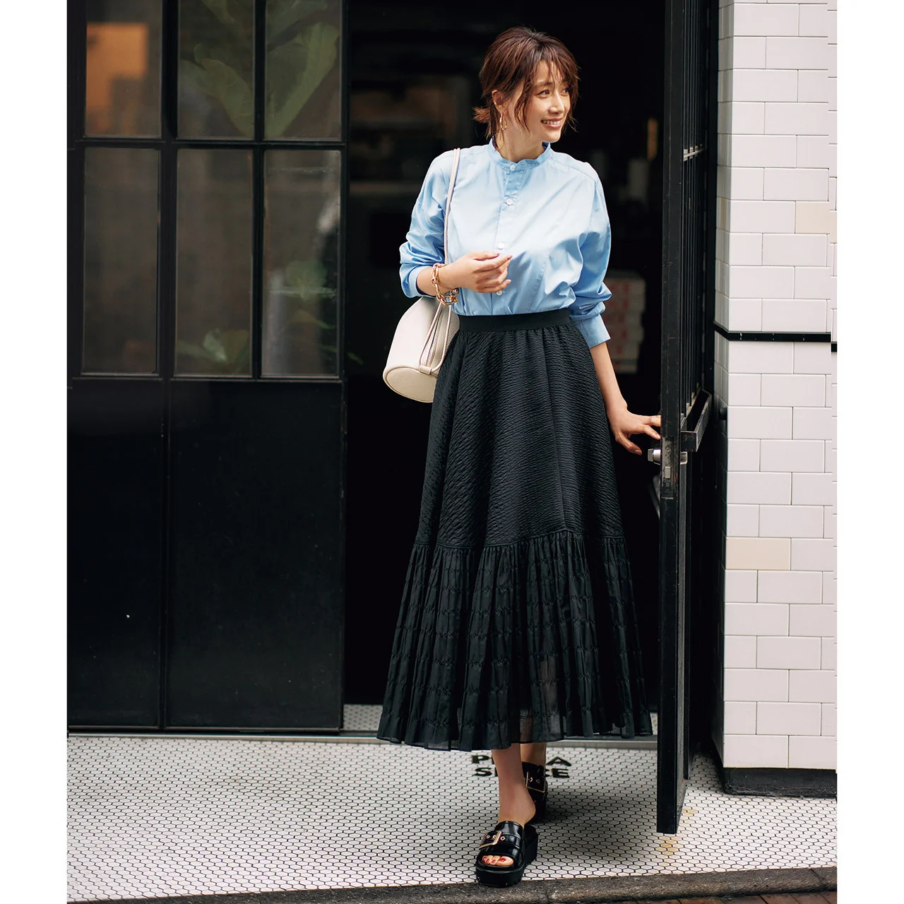 ■シンプルなブルーシャツ×フレアスカートの時短コーデ