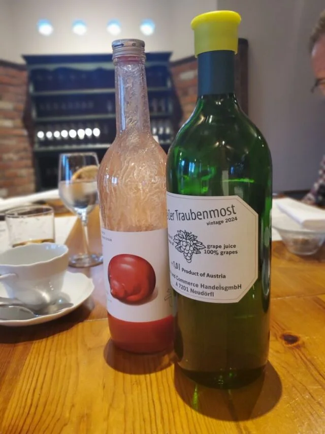 トラヴィーニュ朝食の焼き立てパンと新潟地元野菜、シンプルで豊かな朝食