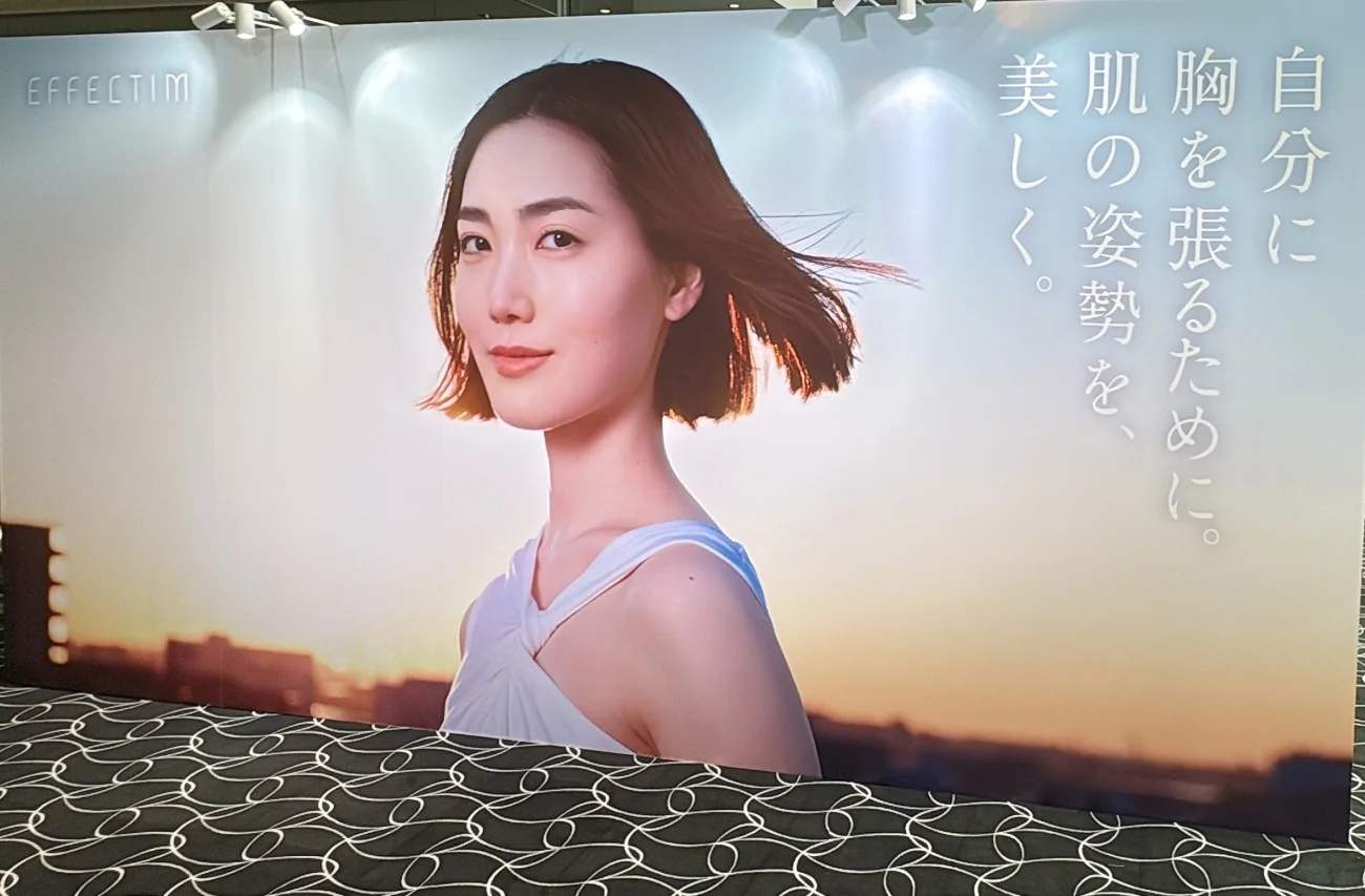 エフェクティム エフェクティム クイック フェイシャル トレーナー モデルイメージ写真 ながら美容 時短美容 手ぶら美顔器