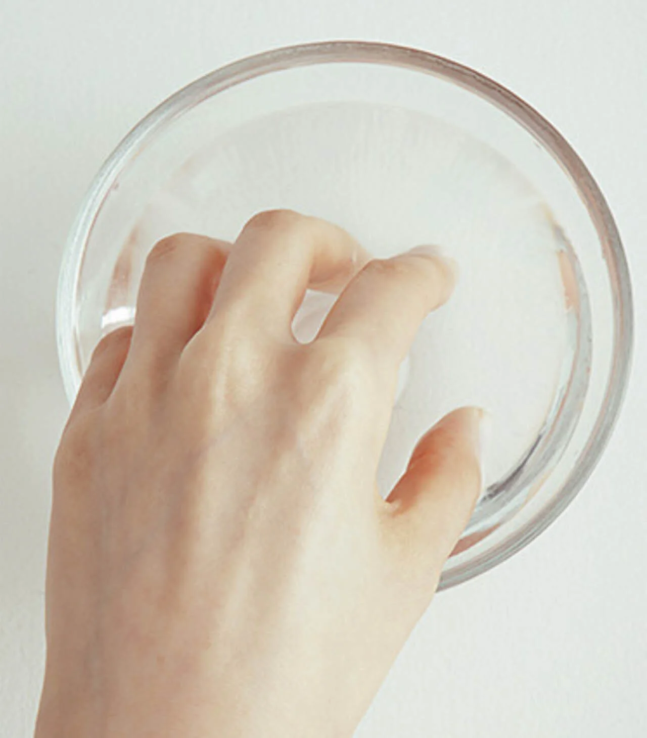 ボールにお湯を入れ、指先を１分ほどつけて、爪をふやかす