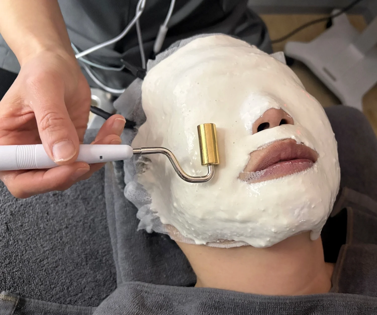 銀座の新ビューティスポット「エンビロンズ銀座」　　トリートメント　施術中の写真　クールビタミントリートメント