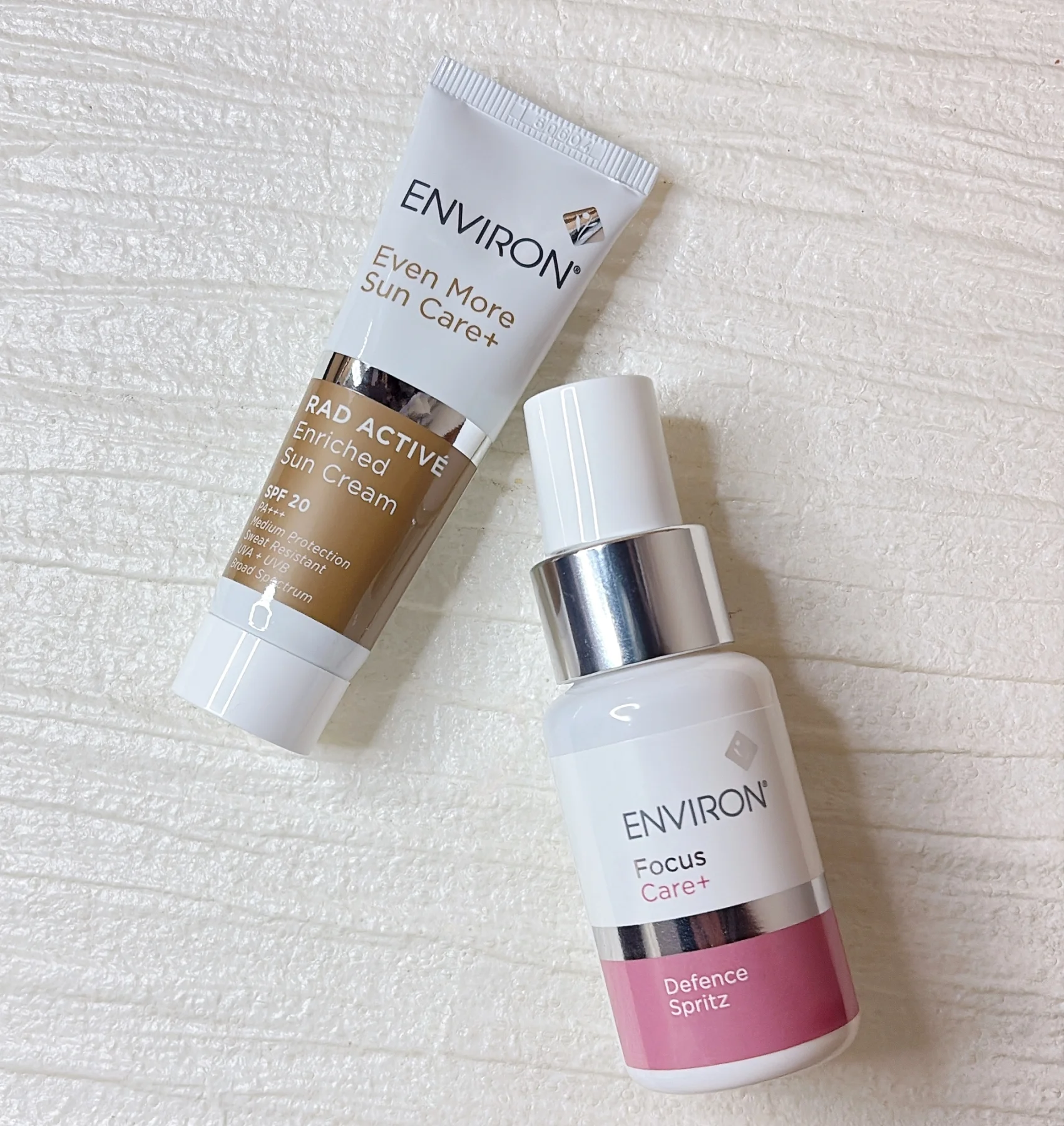 エンビロン　上：ラドアクティブエンリッチドサンクリーム　25mL ￥6600、ディフェンススプリッツ　50mL ￥6930／エンビロン