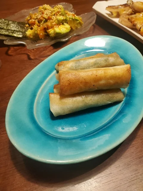 awabiware（アワビウェア）トルコ青のオーバル皿に盛り付けた副菜のイメージ