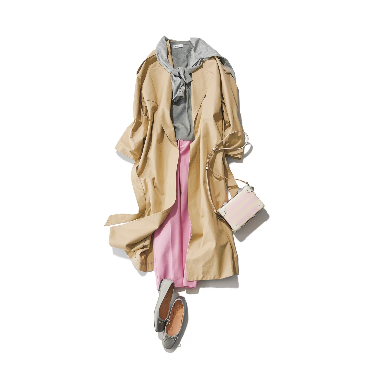 ピンクの細身パンツ×トレンチコート＆グレー色ニットのファッションコーデ