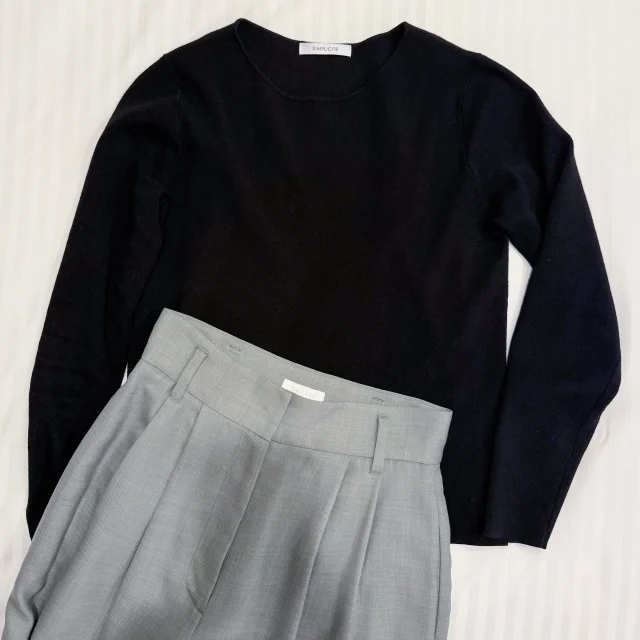 シンプルな冬ニットとパンツの写真