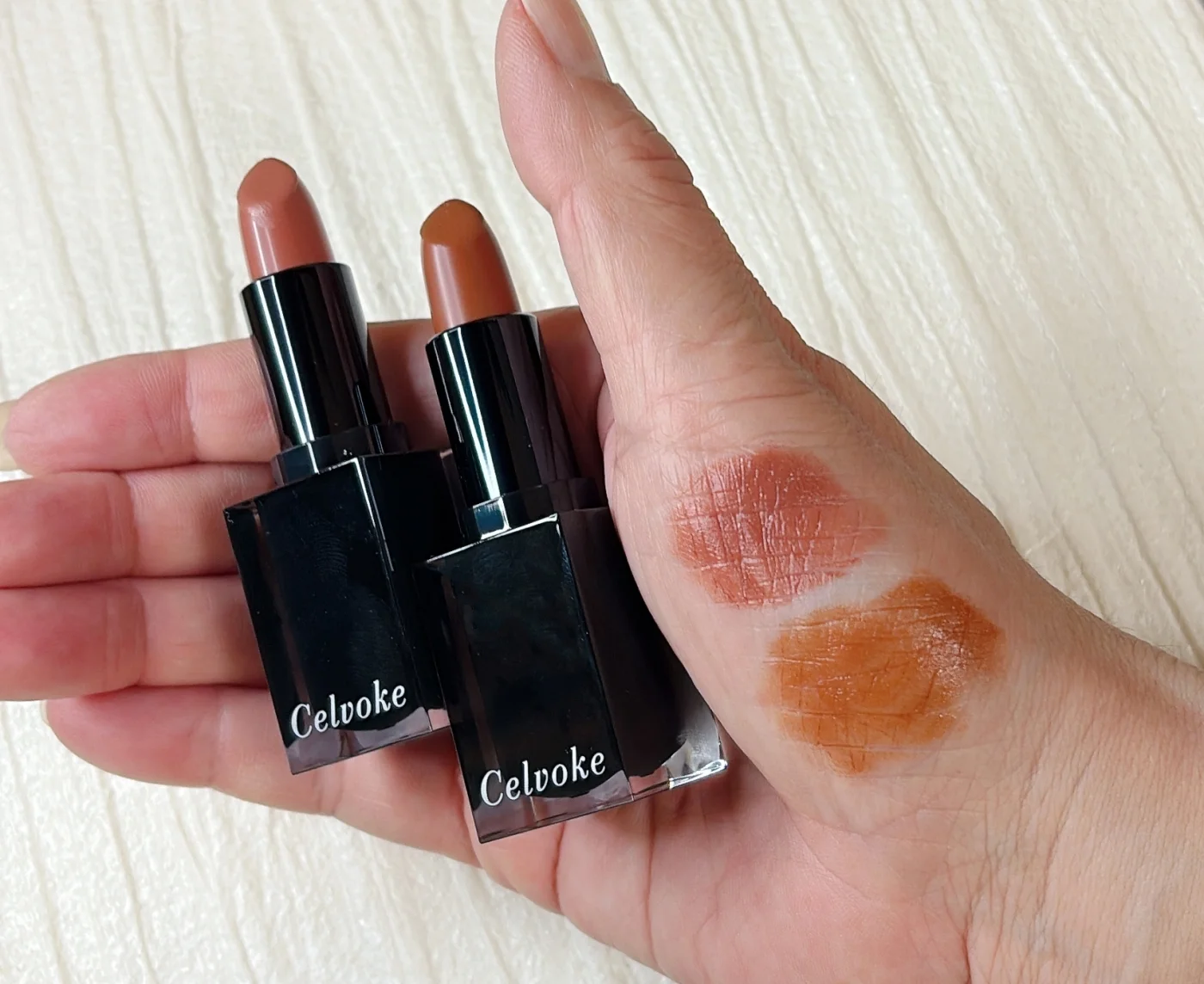 2025 新作コスメ　Cervoke　セルヴォーク　上の01 テンダーヌードは、凛とした印象のクリーミーベージュ。血色感も補える絶妙カラーで、ナチュラルに美しい唇を演出します。どんなシーンにもフィットしそうな色。   下は05 トーキョービート。イエローすぎないキャメルは、肌から浮くことなく唇にインパクトとしゃれ感をプラス。ひと味違う“自分らしさ”を唇にまといたいなら、断然このカラーを選んでみて
