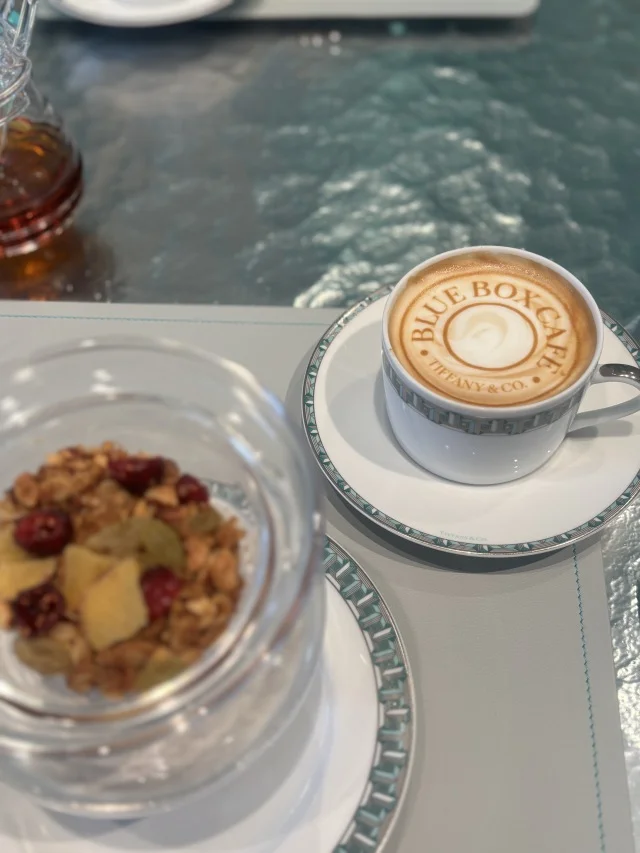 最後はグラノーラヨーグルトとカプチーノで