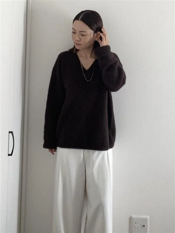 辻 直子さんコラボ フォックスカシミアVネックニットとホワイトパンツのコーデ