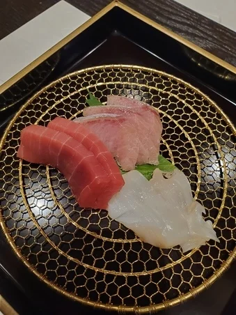  富寿し蔵で提供される日本海直送の新鮮な握り寿司