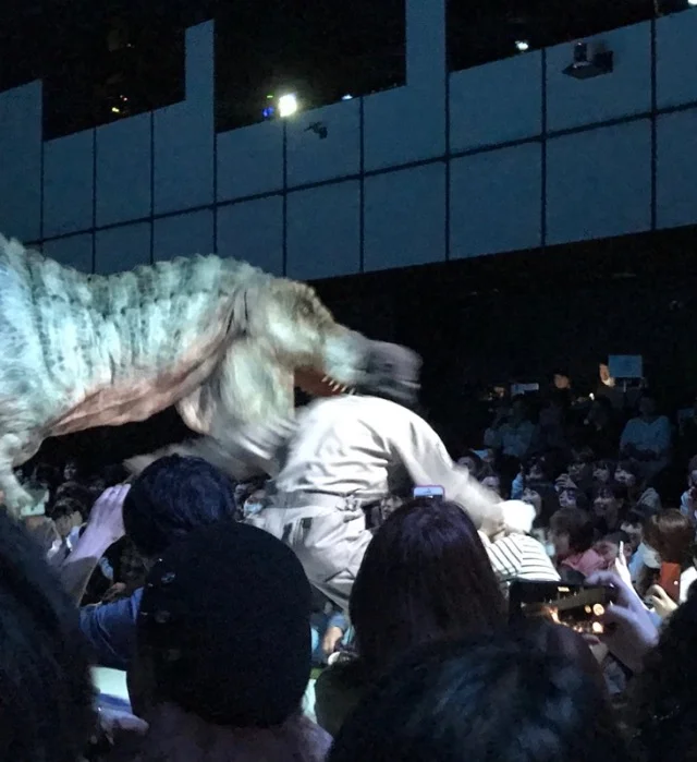 渋谷の中心でティラノサウルスに襲われる_1_9