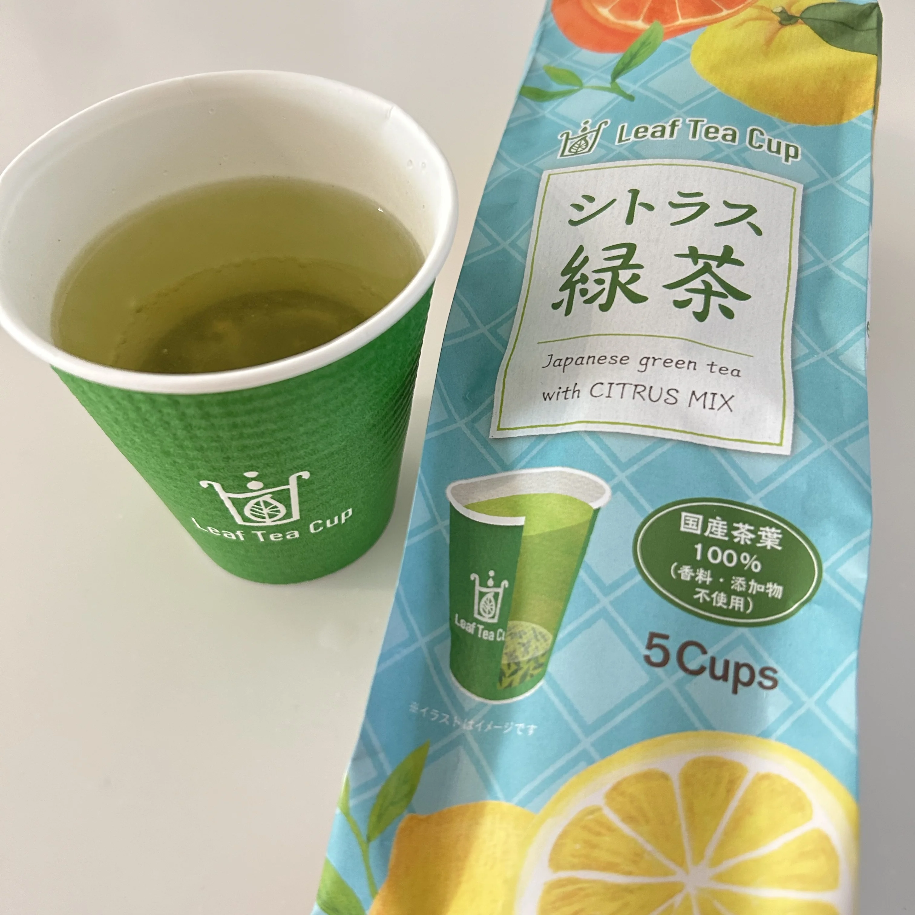 日本初！茶葉入り紙コップで飲むシトラス緑茶