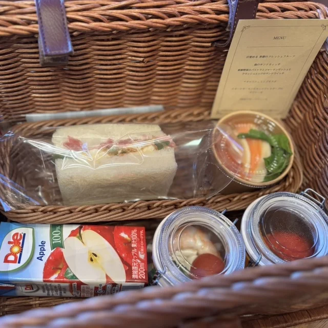 キッズメニューはバスケットに入ってお届け