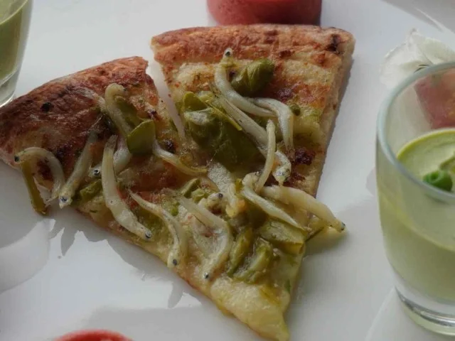 シラスとアスパラガスのピッツァ