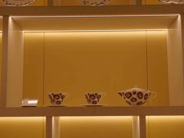 パープルのお花が鮮やかなポットも。