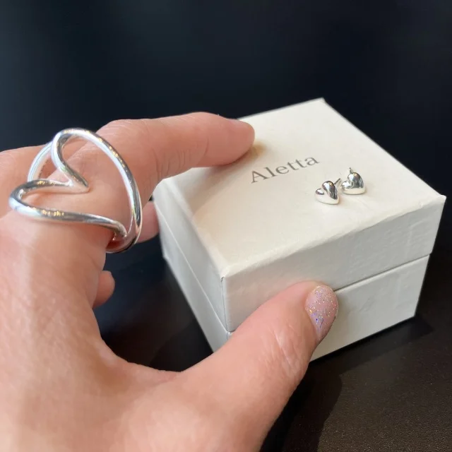 さりげなく映えて可愛い!辛口派にも馴染む【Aletta Jewelry】のハートモチーフピアス_1_6