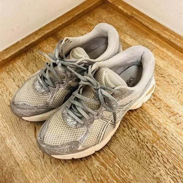 アシックスのシルバースニーカー
