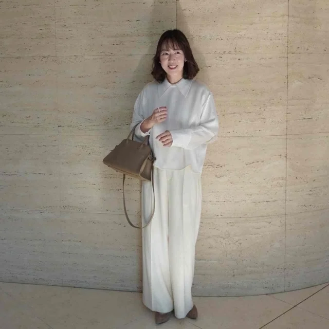 バッグとパンプスはトープ系のカラーで揃えました。