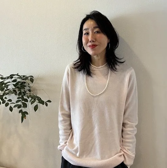 大人の冬ファッションに効くのは、【白】と【白に近いもの】