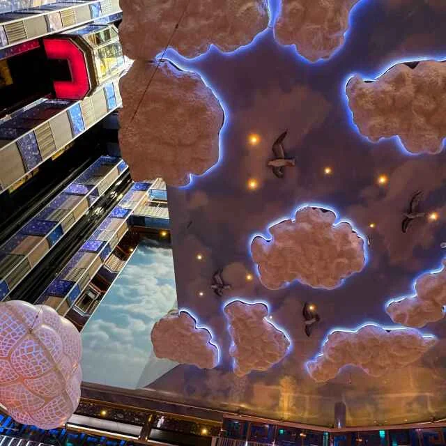 船内ロビー天井