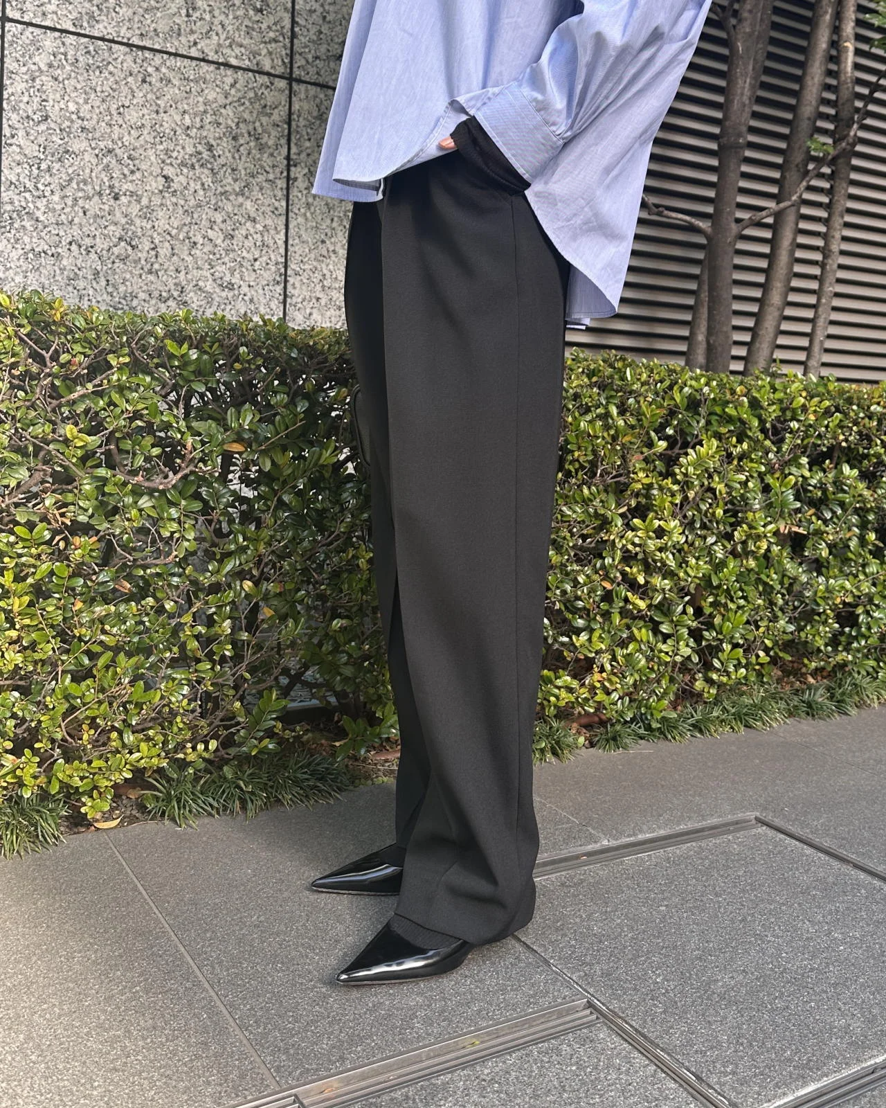 ツイード風腰高見えタックパンツ　ブルーのシャツとのコーデ　横から