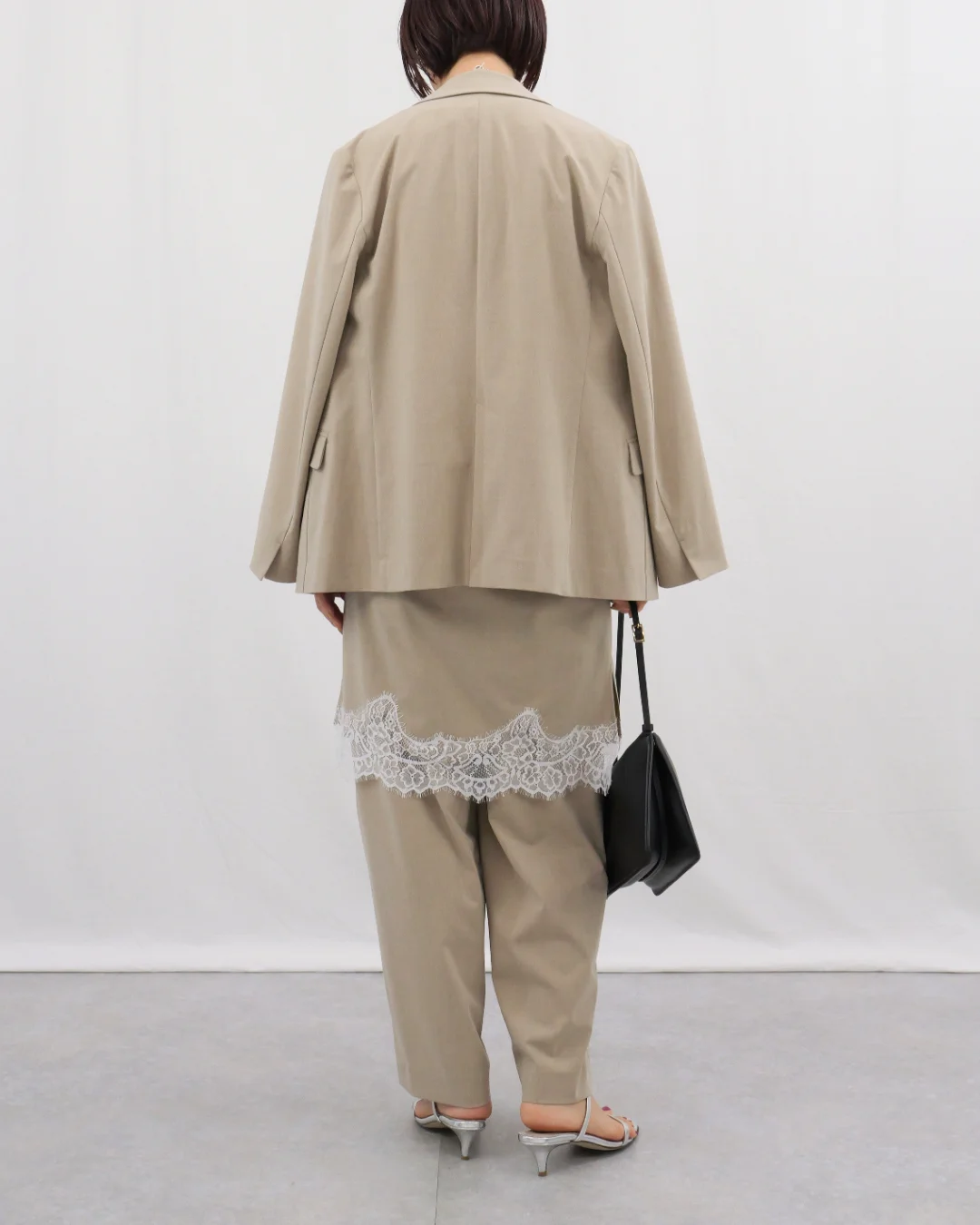 レースブラウス後姿