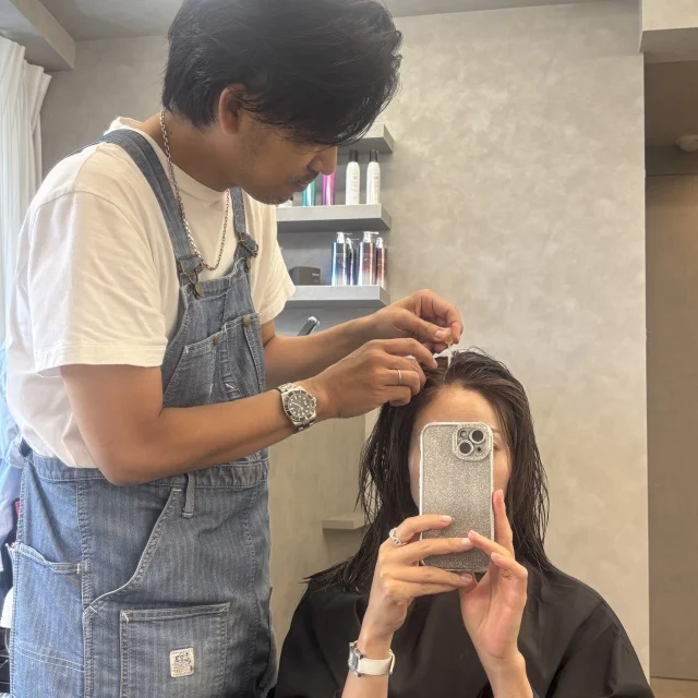 まず頭皮に人幹細胞を塗ります。