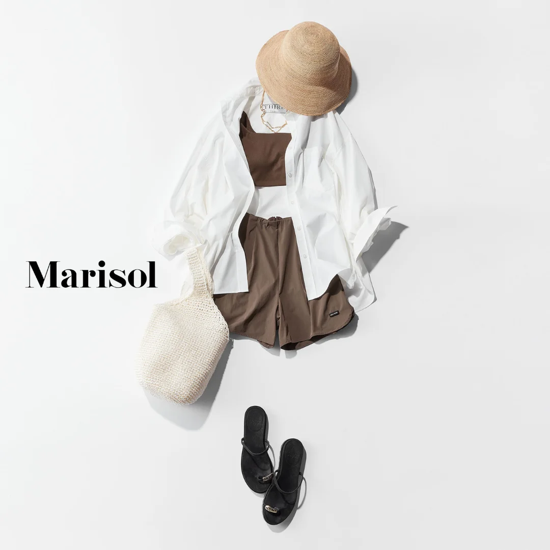 40代ファッション 白シャツ×ショートパンツ×サンダルコーデ