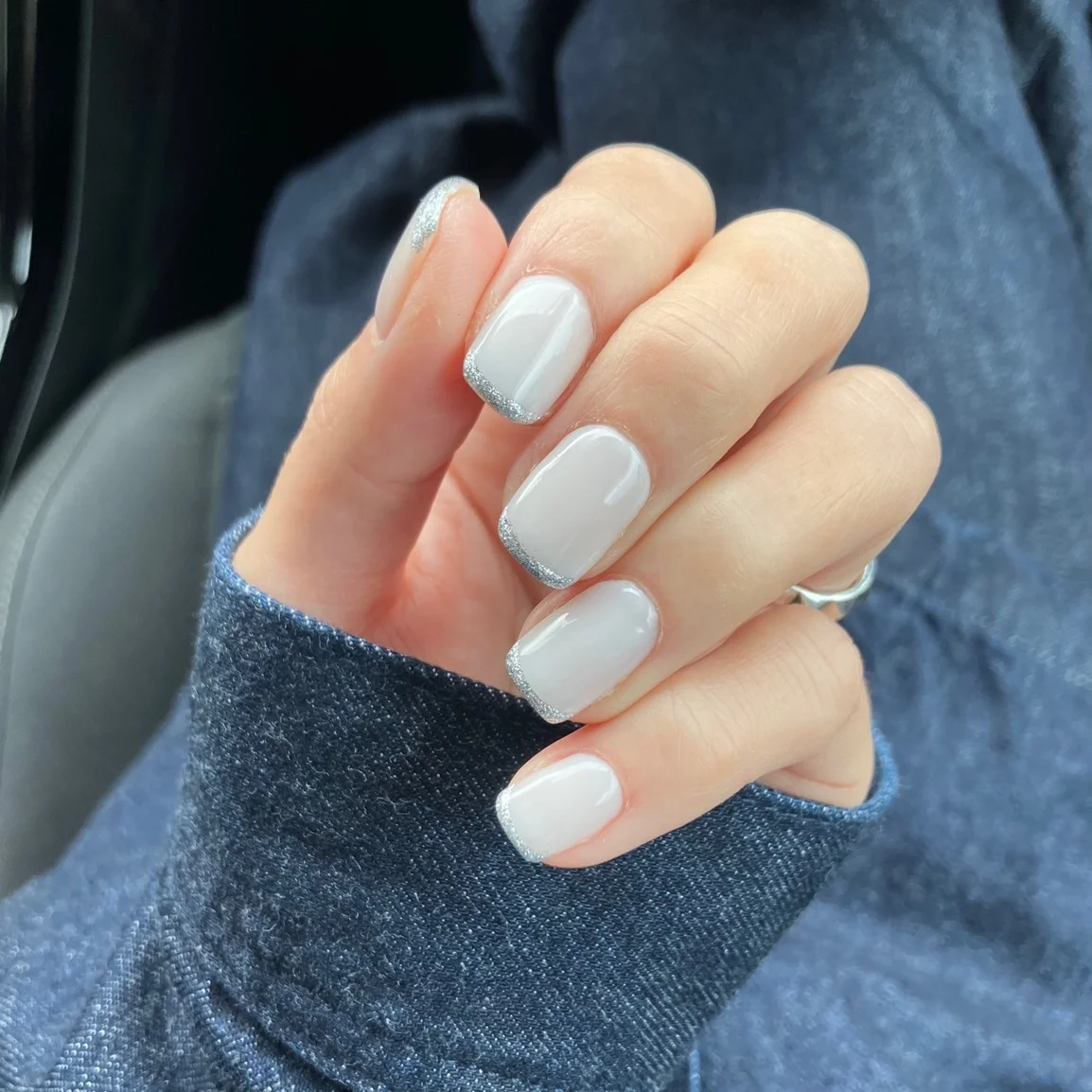 ホリデー気分を盛り上げてくれる！シルバー細フレンチネイルと鎌倉【BREAD IT BE】のシュトーレン