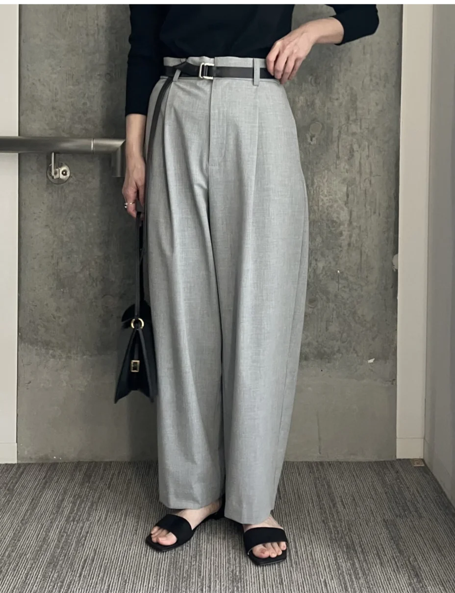 M7days タック入りカーヴィーパンツ 正面