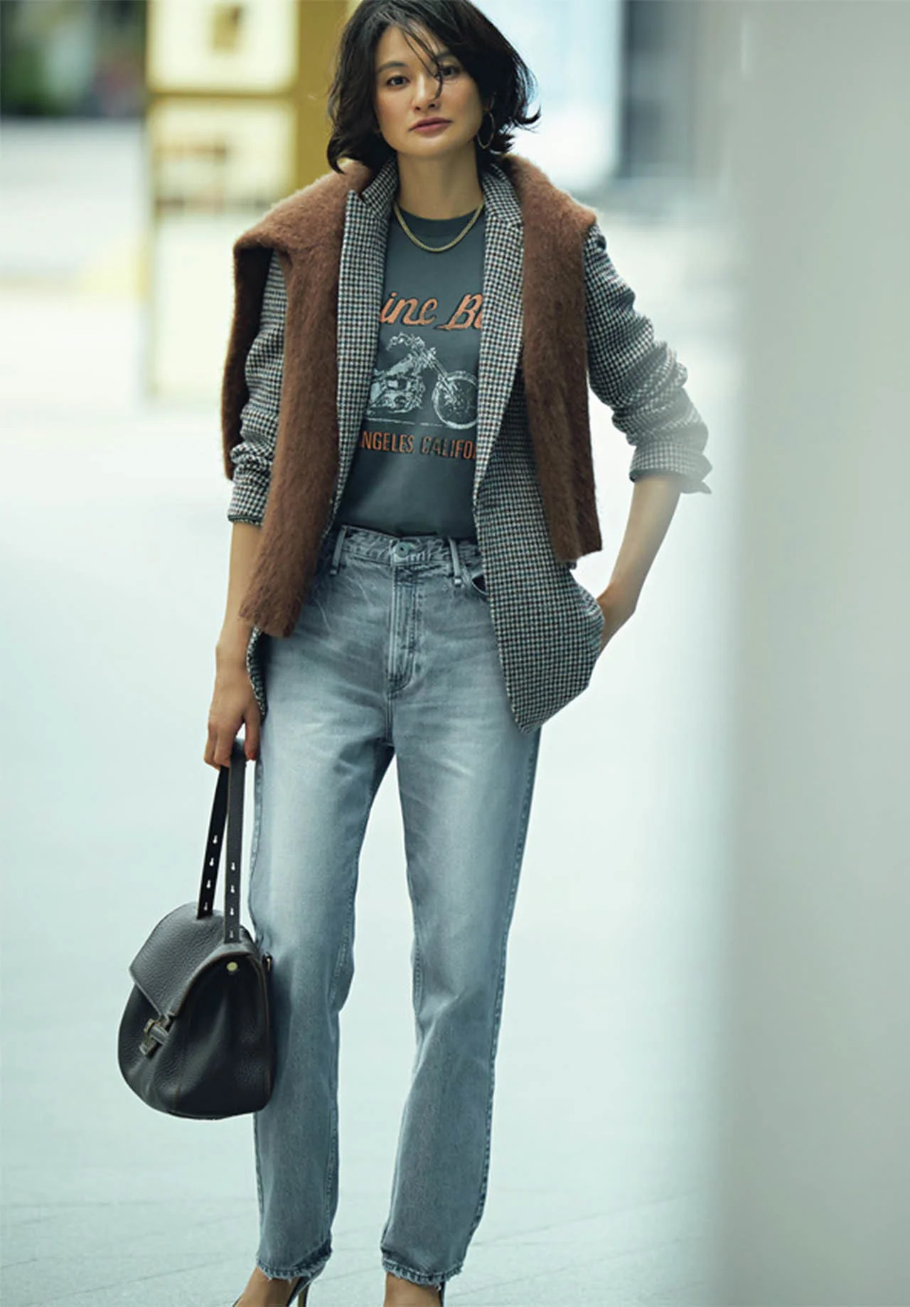 ベーシックカラーのロゴTシャツ×ジャケット×デニムパンツコーデを着たモデルの渡辺佳子さん