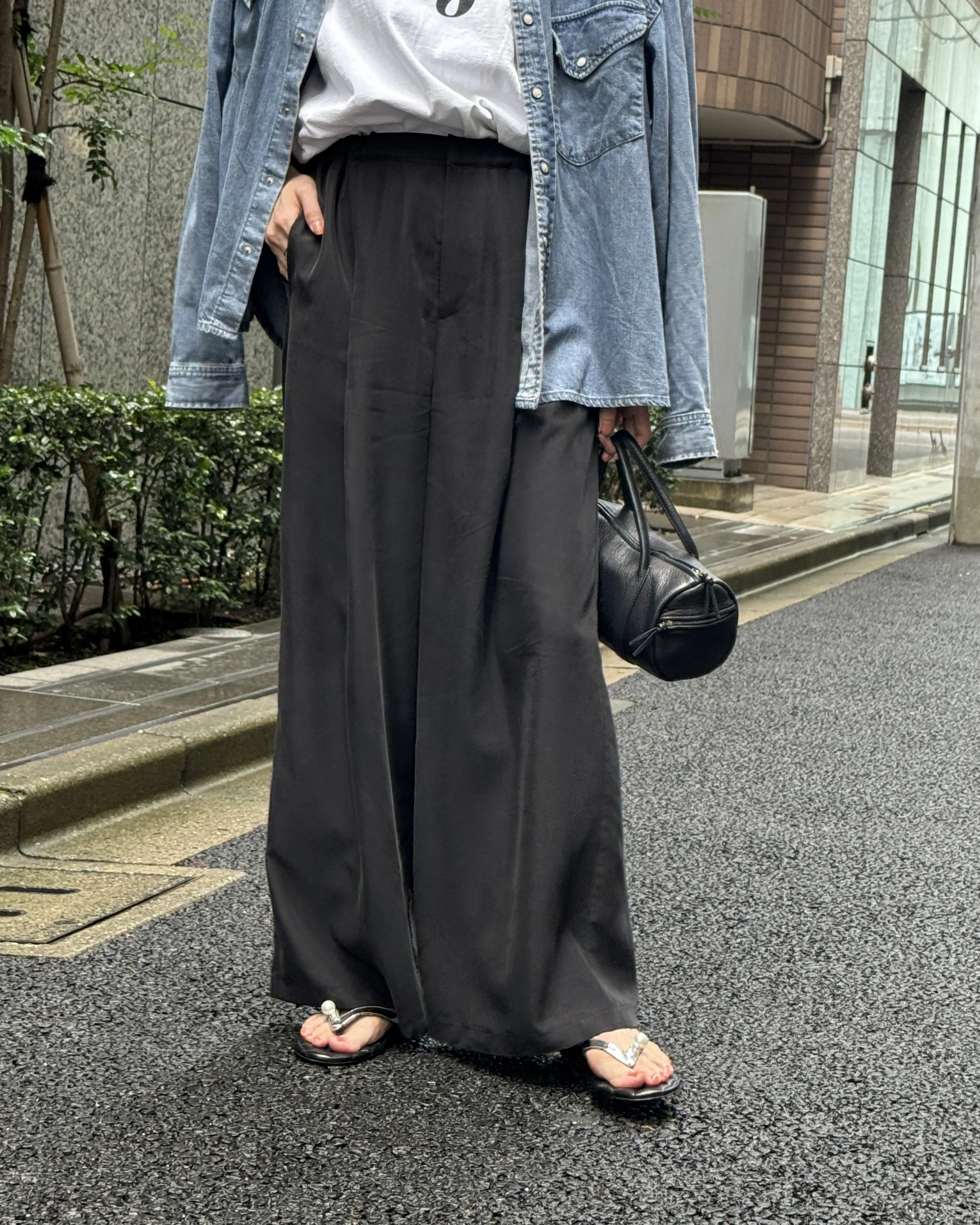 フィブリルタック入りワイドパンツ　シルエット