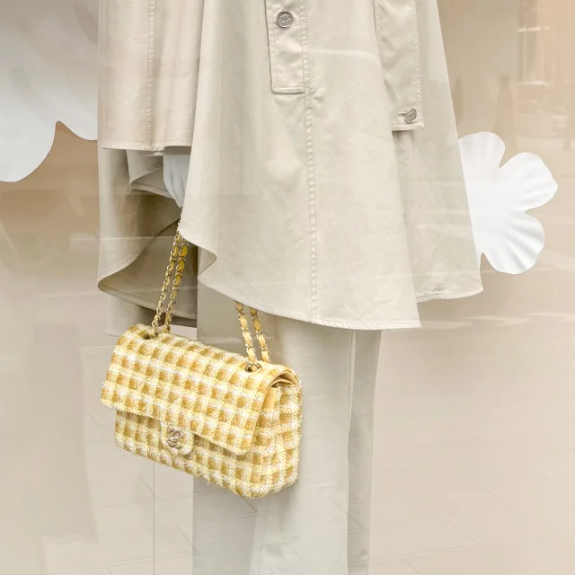 イエローのCHANELバッグの写真