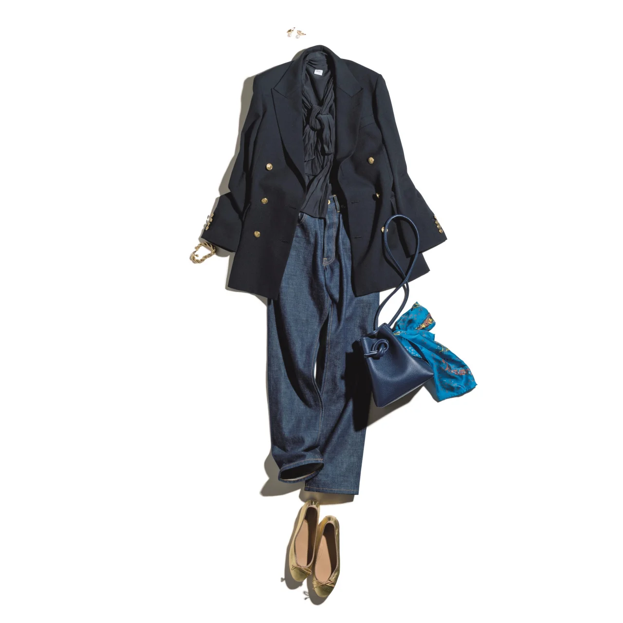 紺ジャケット×デニムのファッションコーデ