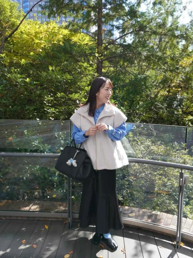 ブルーのシャツをアクセントにしたコーデ。