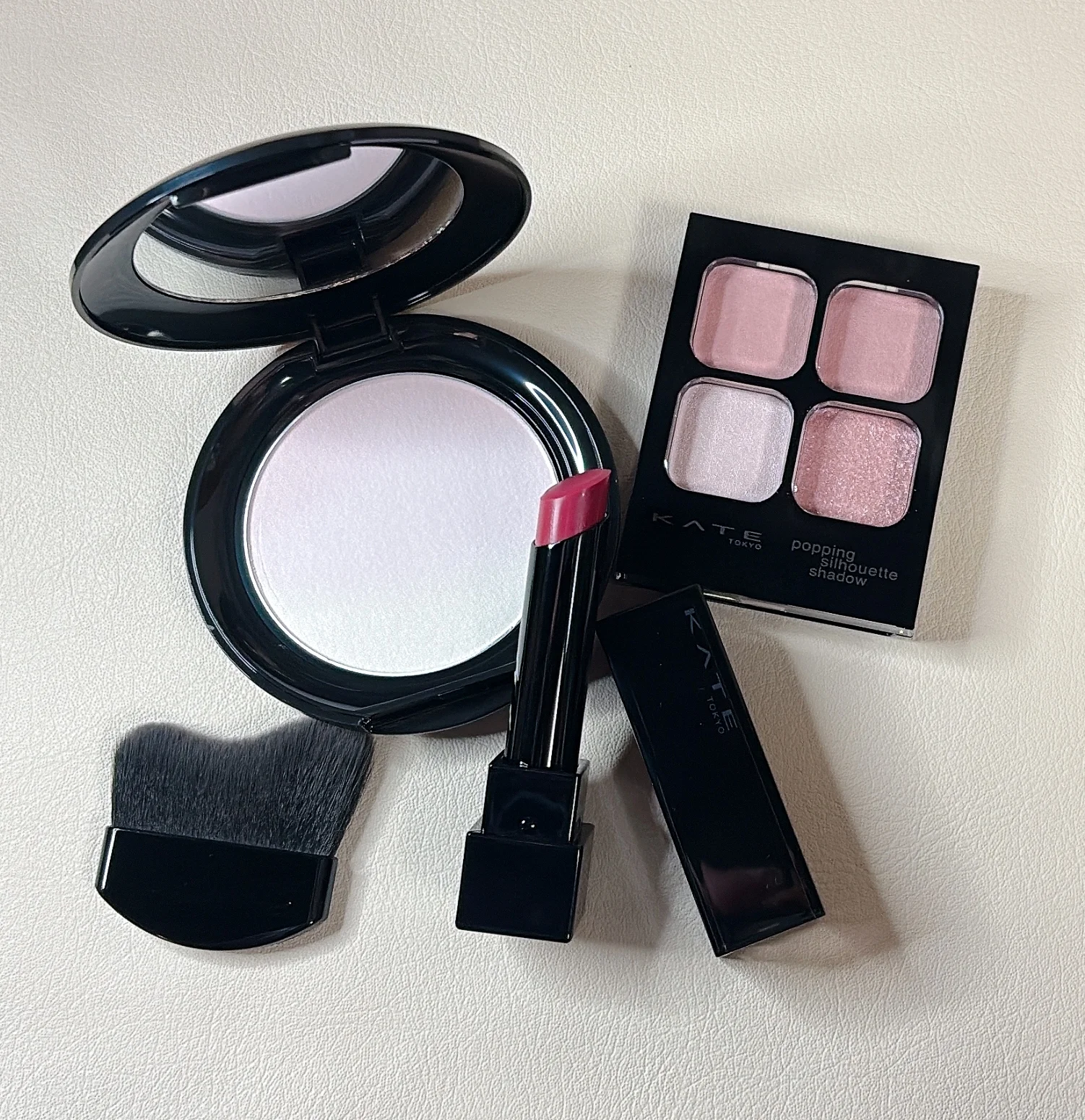 KATE　ケイト　2026　新作　“葡萄化モンスター”リップとベストマッチ。右：ポッピングシルエットシャドウ：EX-6、左：ジュレリープカラーパウダー：PK
