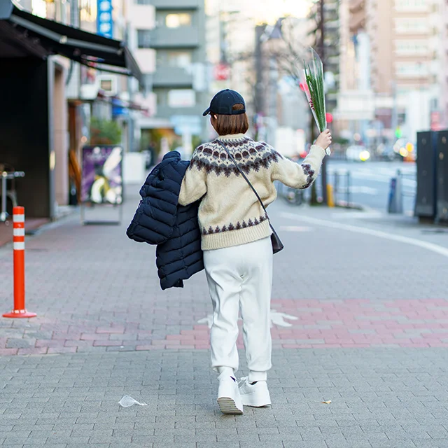 batonerニットのコーディネート　capehorn ダウンコーデ　40代きれいめコーデ　50代きれいめコーデ　ホワイトパンツコーデ　