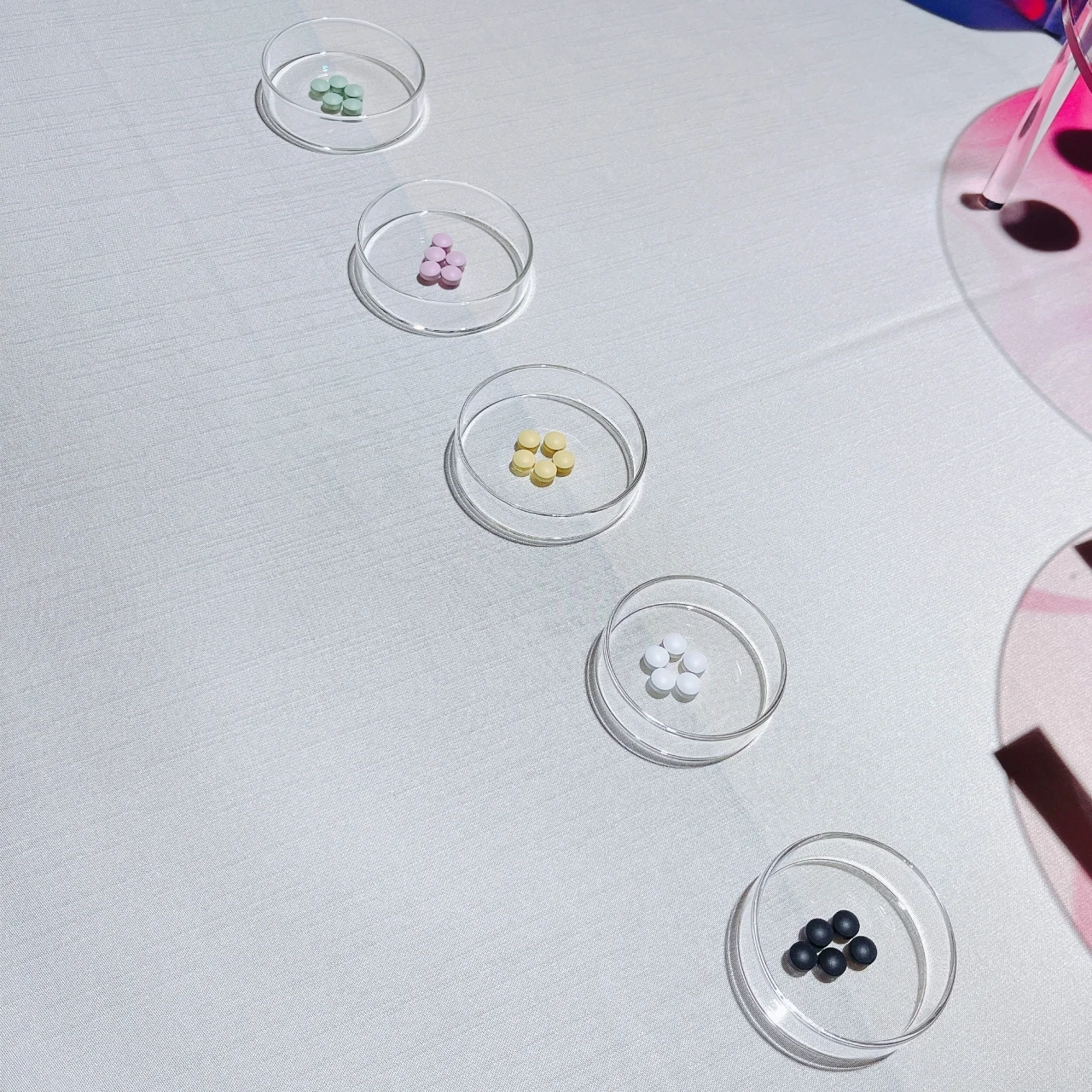 SHISEIDO BEAUTY WELLNESSのTUNE BEAUTE：チューンボーテ　ツムラと共同開発　漢方　サプリ　全ラインナップ5種の中身のタブレットの色