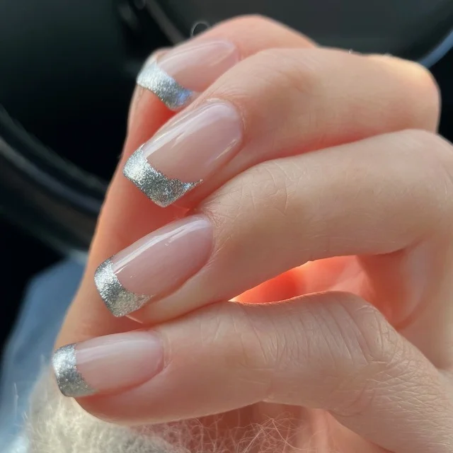 【冬ネイル】シルバーラメフレンチで大人の手元にさりげない華やぎを！_1_2