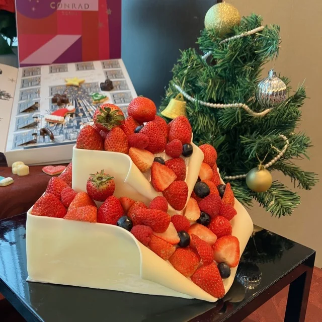 【コンラッド東京】が贈るリュクスなクリスマススイーツ2025_1_3-1
